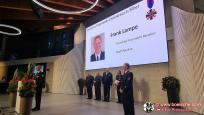 Frank Lampe wird mit dem Deutschen Feuerwehr-Ehrenkreuz in Silber geehrt