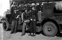 FFw Parchim - Chronikbilder - Offenes Löschfahrzeug mit der Wettkampfgruppe von 1950