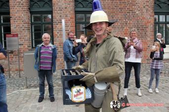04. September 2015 feierte unser Kamerad Stefan Scheel seinen 30. Geburtstag und muss vor dem Rathaus fegen