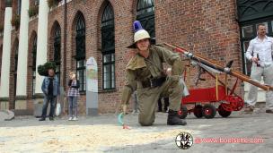 04. September 2015 feierte unser Kamerad Stefan Scheel seinen 30. Geburtstag und muss vor dem Rathaus fegen