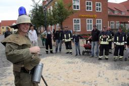 04. September 2015 feierte unser Kamerad Stefan Scheel seinen 30. Geburtstag und muss vor dem Rathaus fegen