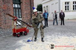 04. September 2015 feierte unser Kamerad Stefan Scheel seinen 30. Geburtstag und muss vor dem Rathaus fegen