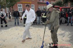 04. September 2015 feierte unser Kamerad Stefan Scheel seinen 30. Geburtstag und muss vor dem Rathaus fegen