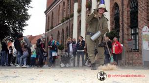 04. September 2015 feierte unser Kamerad Stefan Scheel seinen 30. Geburtstag und muss vor dem Rathaus fegen