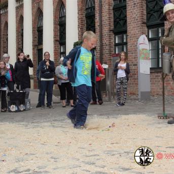 04. September 2015 feierte unser Kamerad Stefan Scheel seinen 30. Geburtstag und muss vor dem Rathaus fegen
